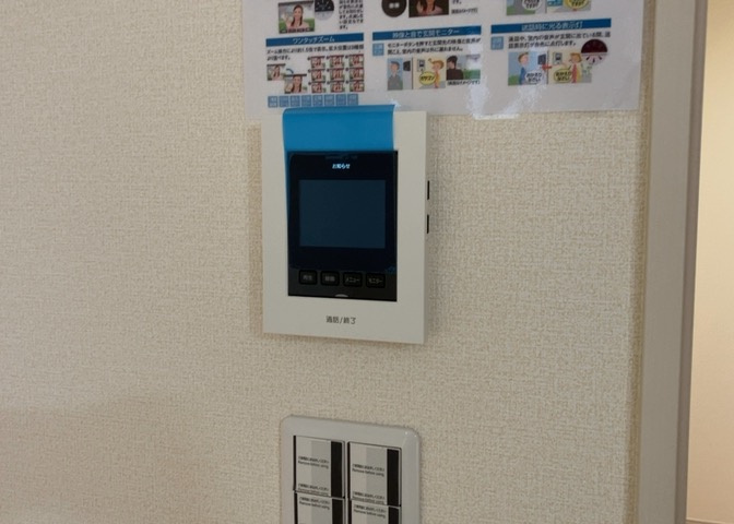 モニターで来訪者を確認して、目的が分からない場合はインターホンを通じて室内から会話することができます。怪しいと感じた場合はインターホン越しにお帰りいただくことができるので、直接会うことがなく安全です。