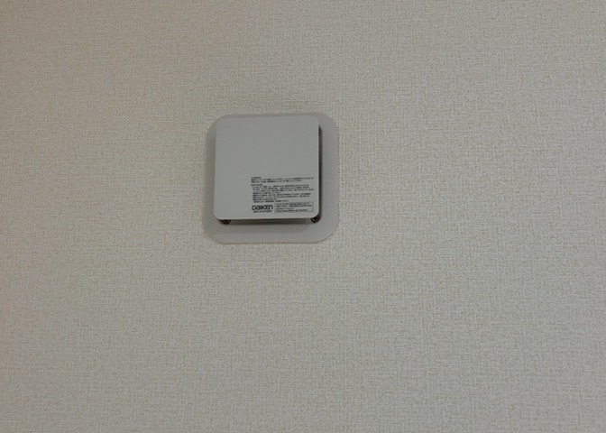 1日中建物内の換気が行われるように設計された仕組みです。気密性の高い住宅は、家に籠った空気でシックハウス症候群になる可能性がありますが、24時間換気システムであれば計画的な換気で対策が可能です。