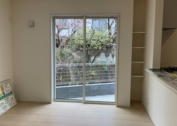 直線タイプはLとDKを一直線に並べた形で対面キッチンのタイプです。一般的なのでよく見かけるかもしれません。直線タイプに似た直接アイランドタイプは、キッチンとダイニングの間に壁がない分広く感じられます。