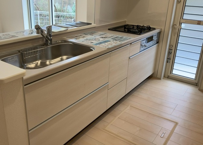 標準的なシステムキッチンの横幅は、165cm～300cm程度です。2100・2400・2550・2700などミリ単位で表記されます。普段どのように料理をするのかを想定しながら合ったサイズを選びましょう