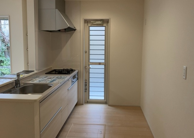 DKの物件でも広く見せたい方は、ダイニングスペースを広く使えるように工夫しましょう。低めのダイニングソファを置くと、家具の圧迫感が減り、広く見せることができ、ダイニングをリビングのように使用できます！