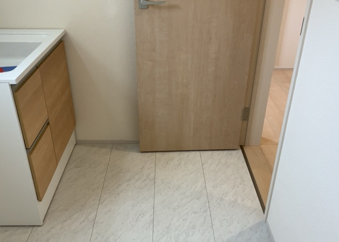 多くの戸建て住宅で見かける洗面脱衣所は、洗面台と洗濯機が2畳ほどのスペースに並べられていて、洗面所が脱衣所を兼ね備えている間取りが一般的です。お客様が利用することもある、パブリックな空間でもあります。