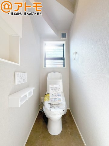 清潔感のあるトイレです♪棚も設置されているので、掃除用具や消耗品なども収納可能です！