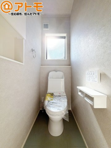 窓もあって換気もしっかりできる清潔感のあるトイレです♪