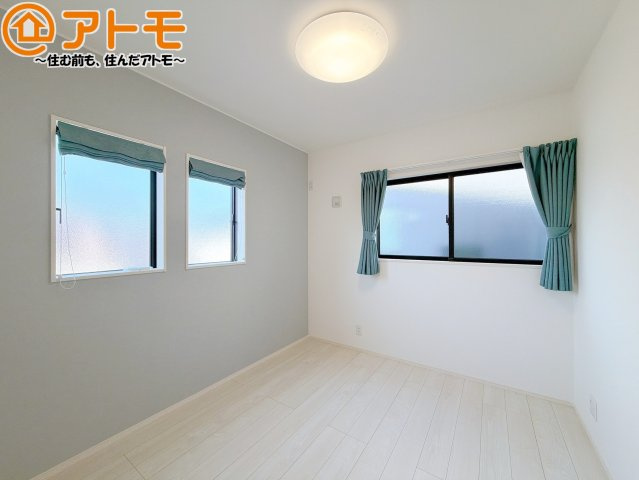 アクセントクロスが印象的なお部屋です。お気に入りの家具に囲まれてゆったり過ごしたいですね♪