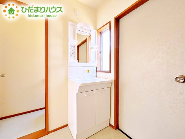 大きな鏡の独立洗面。シンク下は収納となっているのでスッキリと整理できます！