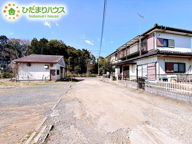 前面道路は広いため、駐車もすれ違いも楽々♪広いに越したことはありません！