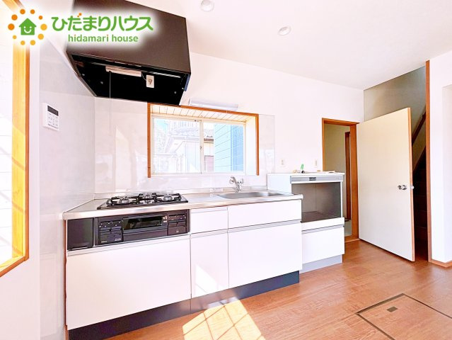 広々として使い勝手のよい明るく開放的なキッチン