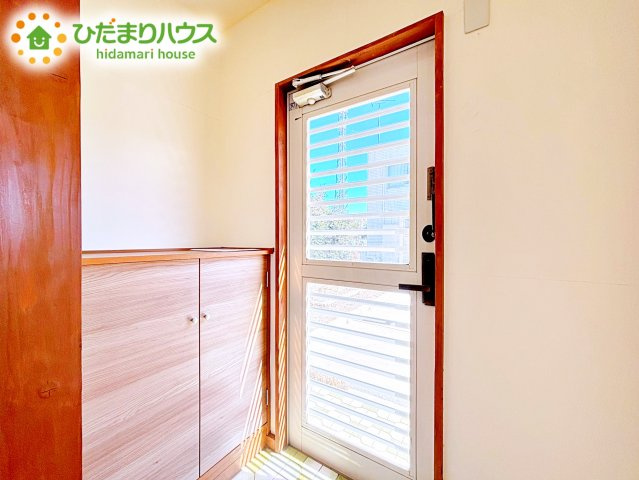 毎日「行ってきます」「ただいま」をいう玄関は窓付で、明るく光が差し込みます。