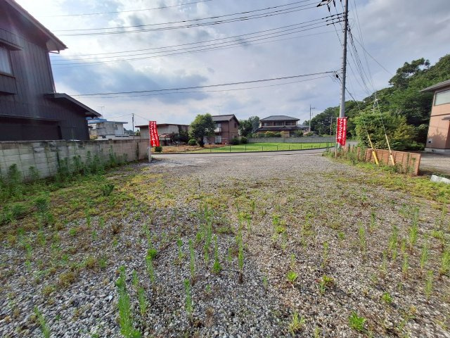 現地（2026年7月10日）撮影　約87坪の広大な敷地。南側からの開放感と陽だまりを感じられる、ゆとりある住環境です。