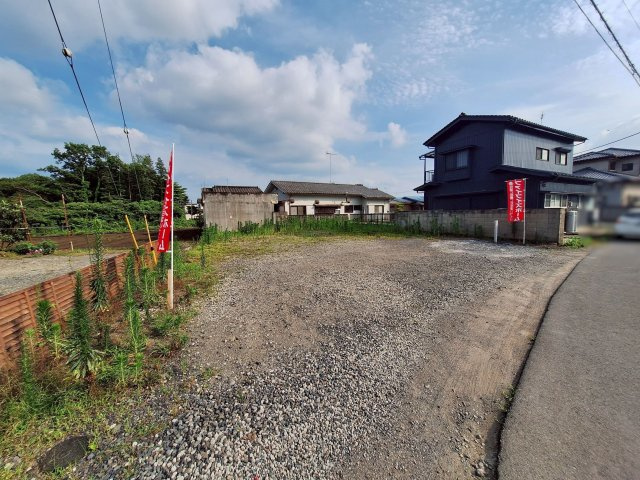 現地（2026年7月10日）撮影　北西側から見渡す開放的な景色が魅力の土地。陽光や風を感じながら、のびのびとした暮らしを叶える住環境です。