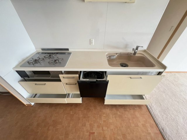 収納豊富で調理器具・調味料もスッキリと片付けられます。
