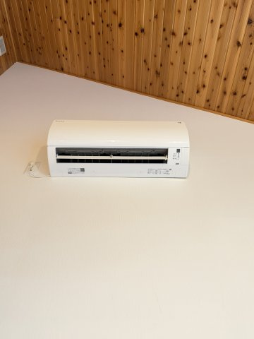 高い位置にエアコン完備！全体を