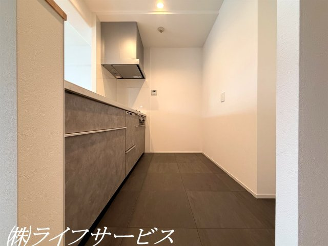 キッチン／床は落ち着いたグレーのフロアタイル仕上げ