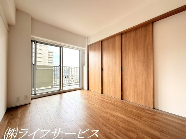 バルコニー側洋室5.9帖／東南向きのバルコニーに面した陽当り良好のお部屋です！ワイドクローゼットあり！