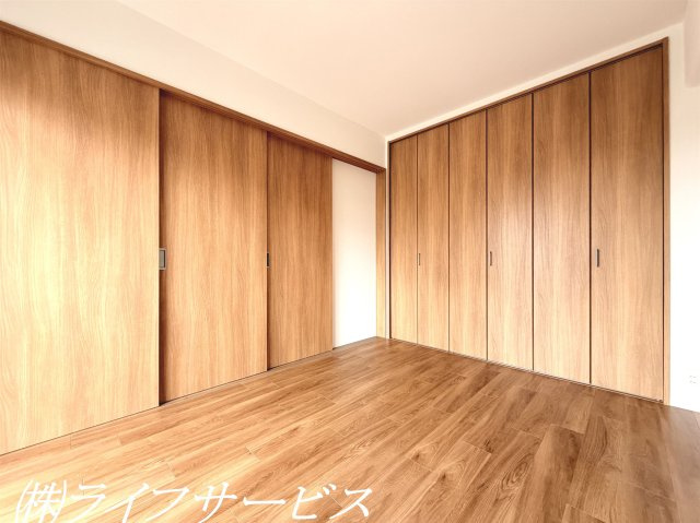 バルコニー側洋室5.9帖／東南向きのバルコニーに面した陽当り良好のお部屋です！ワイドクローゼットあり！