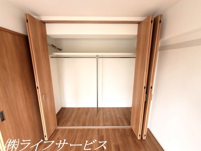 バルコニー側洋室5.9帖／東南向きのバルコニーに面した陽当り良好のお部屋です！ワイドクローゼットあり！