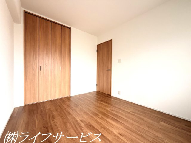 玄関側洋室5.8帖／クローゼットあり