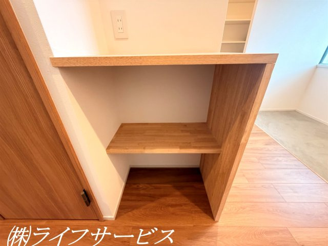 玄関／棚があってちょっとした小物置場に便利！