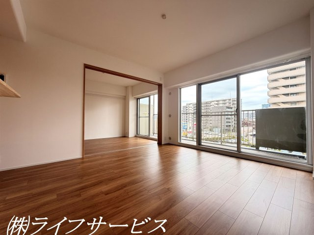 リビングルーム／東南向きのリビングルームは陽当り良好！隣の洋室とつなげてご使用いただけます！