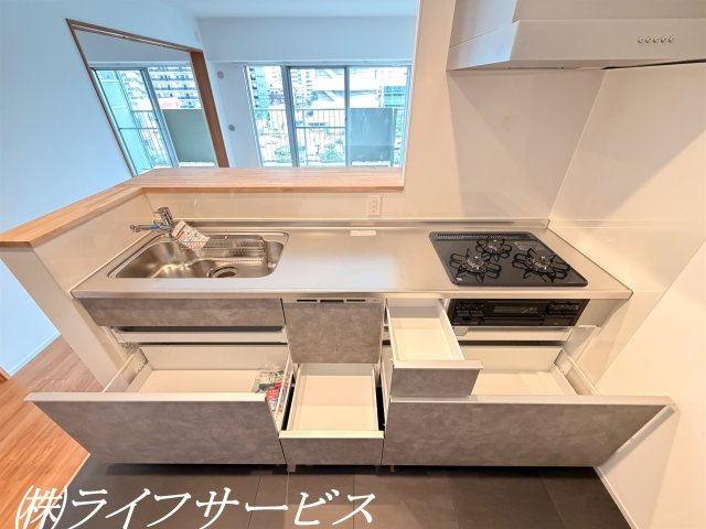 キッチンはスライド式収納！