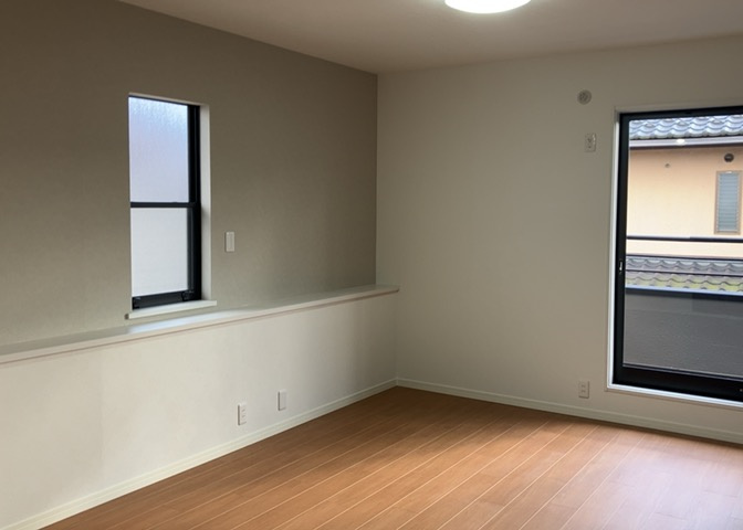 洋室のメリットは重い家具が置きやすく、身の回りが整理しやすいことです。　床がフローリングのため畳とは異なり凹みにくいです。　クローゼットなど収納が豊富で、普段使わない旅行カバンや服の整頓も簡単にです。