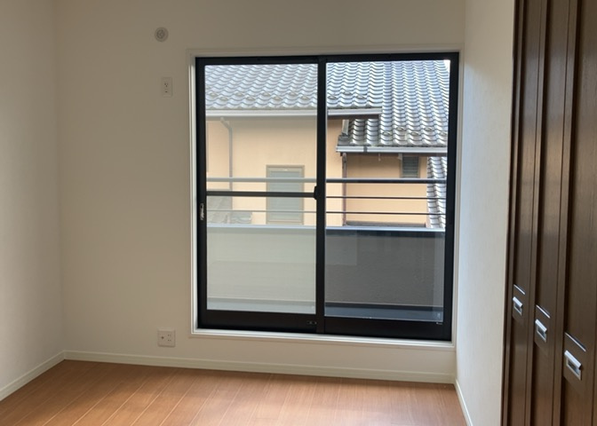 寝室でゆっくりと過ごすためにはベッド周りの適度な空間を担保することや窓の位置、照明の明るさ、寝室の広さなどを考える必要があります。自身や家族の構成とライフスタイルに併せて寝室にする部屋を選びましょう！