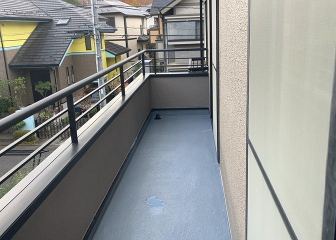 バルコニーは、室外の専用スペースのうち、「屋根がなく開放された空間」であるものを指します。ベランダより広いタイプのものが多く、日当たりもよいため家庭菜園などを楽しみたい人にとって適した環境となります。