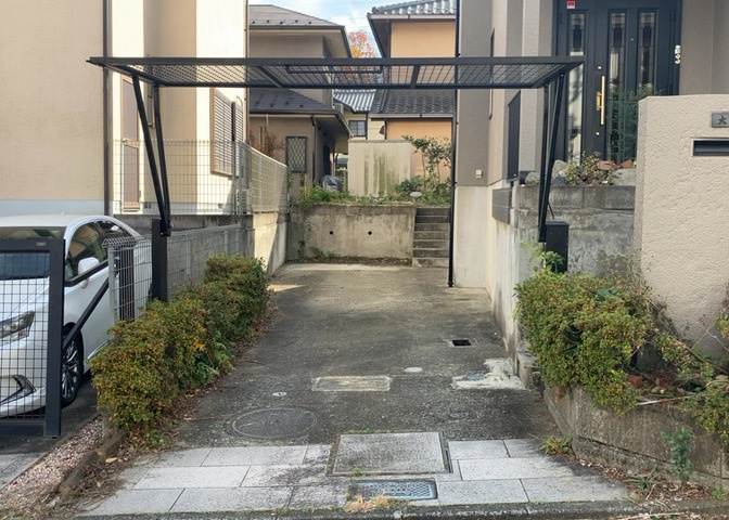 駐車場と明記されていても、最小スペースでつくられた駐車場だと大型車は駐車できなかったり、出入りしにくくなったりする可能性があります。お車のサイズと購入したい物件の駐車場のサイズを現地で確認しましょう。