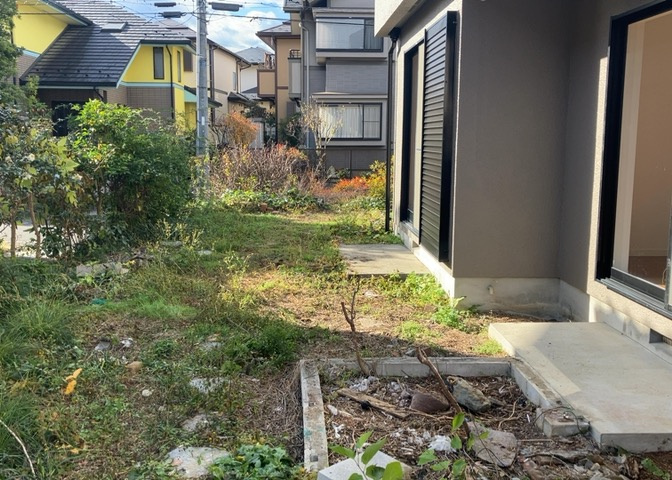 庭があることでガーデニングや家庭菜園はもちろん、こどもの遊び場やペットを放して遊ぶことができます。また、家の周囲に余裕があるということです。隣地との間があれば、十分な日当たりと、風通しが確保できます。