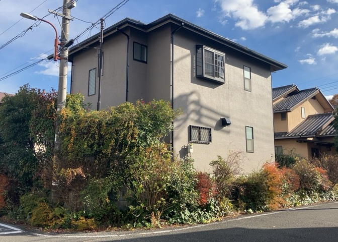 住宅用の土地では前面道路に2m以上接していなければならないと法律で定められています。しかし、お持ちの車のサイズやライフスタイルなどにより、2mでは利便が悪い場合もございますので、事前に確認しましょう。