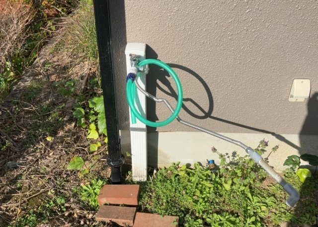 敷地内に散水栓や立水栓があると便利です。水道水を直接利用できるため、水を運ぶ手間を省くことが出来ます。大量の水を必要とする洗車作業や清掃などに役立ちます。その他設備とあわせて、現地でご確認ください。