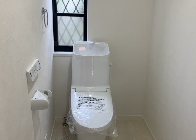 トイレは大きさや形、機能、抗菌性などが異なる多種多彩なタイプが各メーカーから出ています。それぞれに良さがあるため、事前にどういったタイプのトイレがいいのかをご家庭内で決めて、内見に行くといいでしょう。