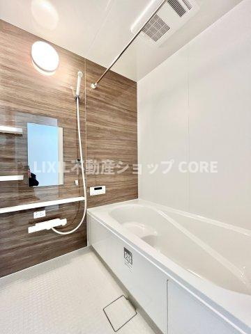 ゆったり入れる一坪バス。足を伸ばして入れるサイズは一日の疲れを癒すのに嬉しい広さですね。　