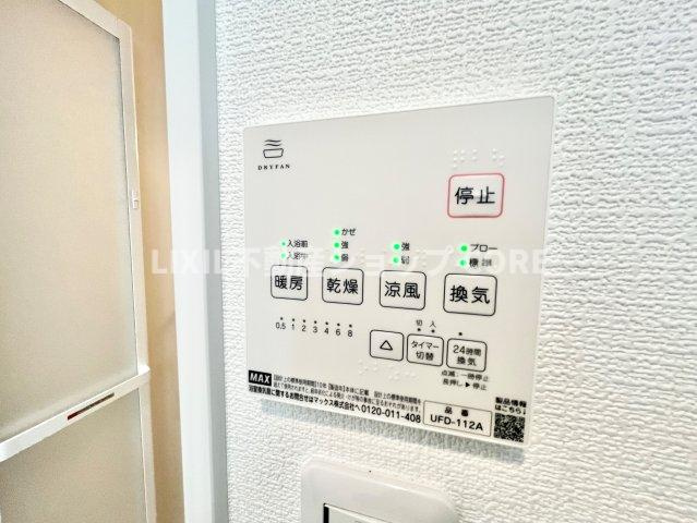 浴室乾燥機能で雨の日でも乾燥が可能。また、浴室内の湿気を排気し、カビの発生を抑えます　