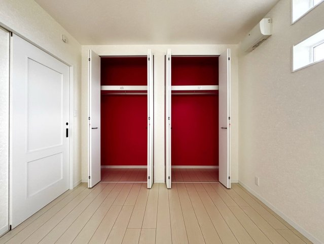 【北東主寝室クローゼット】奥行も取れた収納です♪あえて2基のクローゼットにセパレートにして収納効率UP◎◎