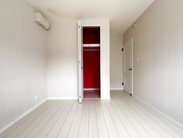 【南西側6帖洋室クローゼット】天井まで高く配置されてしっかり収納のクローゼット◎チラ見せアクセントクロスもセンスです(^_-)