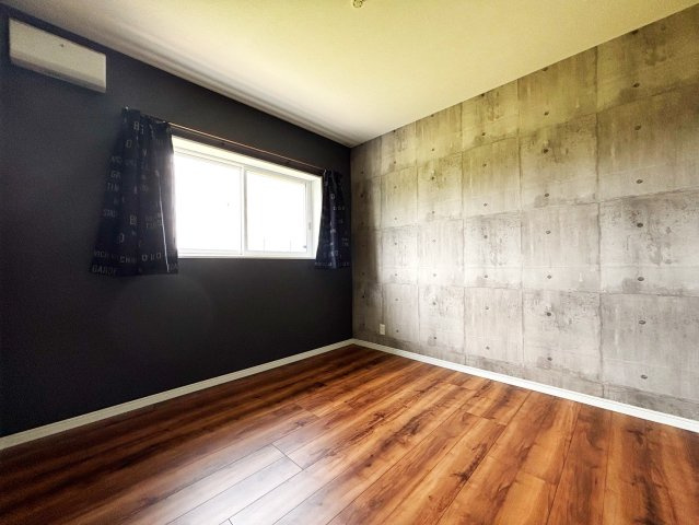 【西側洋室5.4帖】窓の外には開放的な眺望で暖かく陽が入るお部屋です?無機質なRC調のクロスも落ち着きのある空間です(^^♪子供部屋にも☆彡