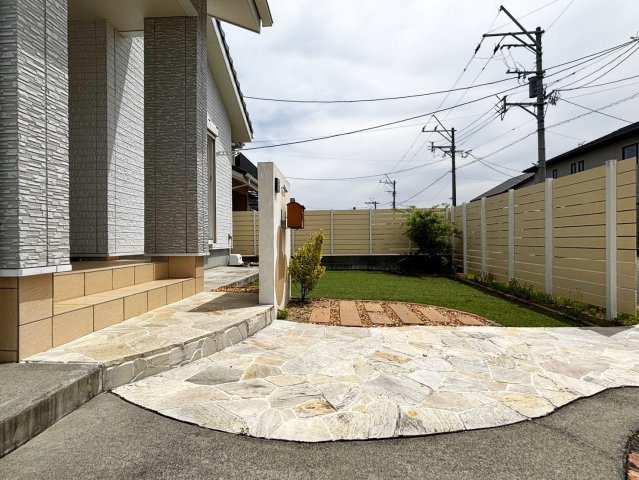 【庭】人口芝♪目隠しウッドフェンスがある自遊空間♪「何しようかなあ♪」が詰まっているお庭?