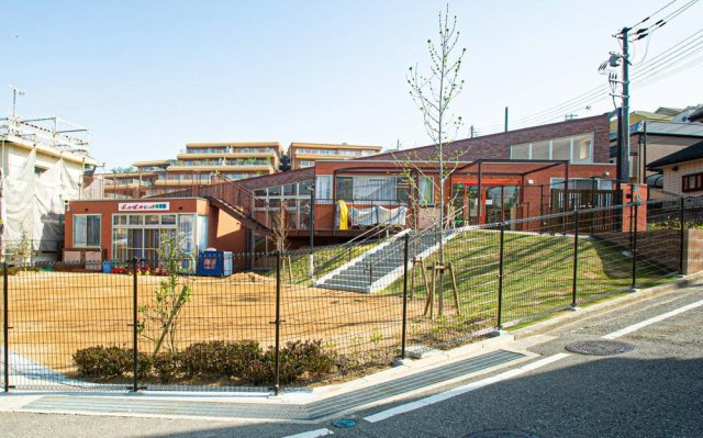 【ぽっかぽっかにっけ保育園朝霧】　徒歩4分。対象年齢は生後3ヶ月～就学前まで。定員は80名です。現地より徒歩4分と近く、送迎に便利な距離。共働きのご家庭に嬉しい立地です。保育時間7:00～19:00。