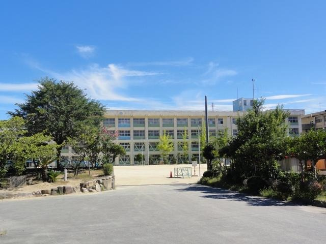 【明石市立朝霧小学校】　徒歩12分。教育目標「人とつながる　社会とつながる　未来とつながる学校　～主体的に学び共に新たな価値を創造する子の育成～」。HPでは、学校での様子が写真付きで紹介されています。