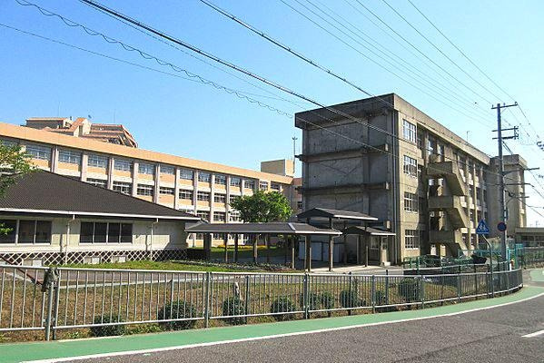 【明石市立朝霧中学校】　徒歩22分。2021年に創立50周年を迎えた中学校。「人間尊重の精神を基盤に、ふるさとを愛し、豊かな心と主体的に生きる力を身に付けた生徒の育成」を教育目標に掲げられています。