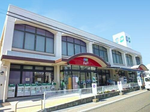 【コープ大蔵谷】　徒歩5分。1階は食料品、2階は衣類や寝具、日用品の取り扱いがあります。営業時間は、1階9:00～21:00、2階9:00～20:00です。