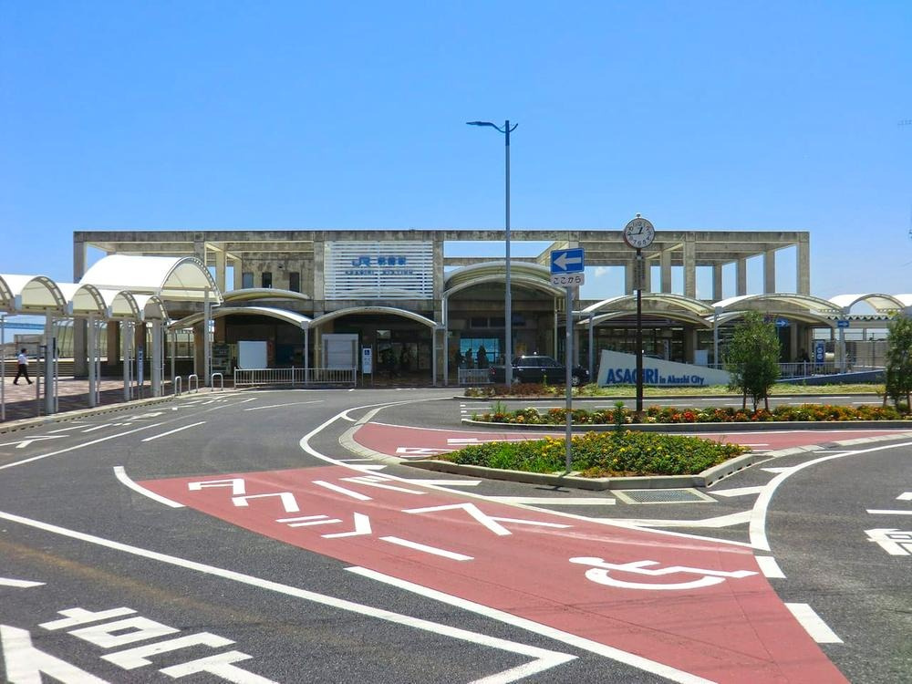 【JR山陽本線「朝霧」駅】　徒歩12分(約960m)。神戸・大阪方面、西明石・姫路方面へアクセス可能。駅のホームから明石海峡を望める海に近い駅です。各主要都市への快適アクセスが叶います。