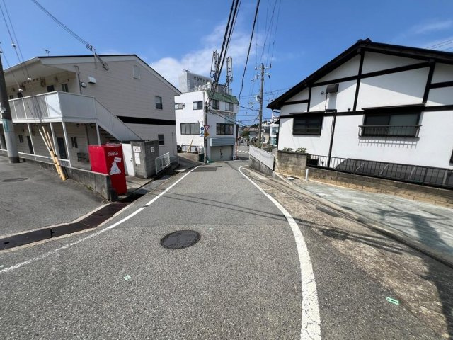 【前面道路含む現地写真】　家族構成やライフスタイルに合った住まいの建築が可能◎実際の陽当りや周辺環境など、ぜひ一度現地にてお確かめください。お問い合わせお待ちしております。