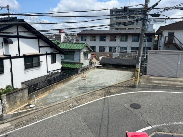 【前面道路含む現地写真】　前面道路はアスファルト舗装された道路です。凹凸が少なく、お車の出入庫や自転車、バイクでの走行がスムーズに行えます◎