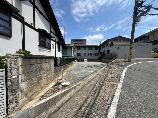 【現地土地写真】　スーパーやコンビニなどの買い物施設が徒歩10分圏内に点在する、生活利便性の良い住環境♪使い分けも可能で、日々のお買い物に便利です。