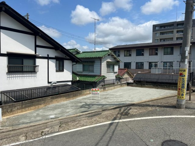 【現地土地写真】　現況更地のため、解体費用の負担はございません。周囲には既に建物が建っているため、実際の陽当りを考慮したプランニングが可能です♪