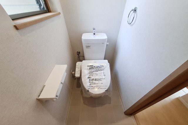 2Fトイレ：TOTO製の便器・温水洗浄便座を新調済み。2階にもトイレがあり、忙しい朝も便利です。