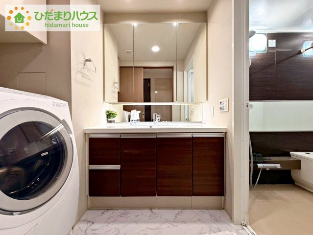 収納力のある三面鏡付き洗面台で、洗面用品もすっきり整理可能。　清潔感のある空間を保てます。